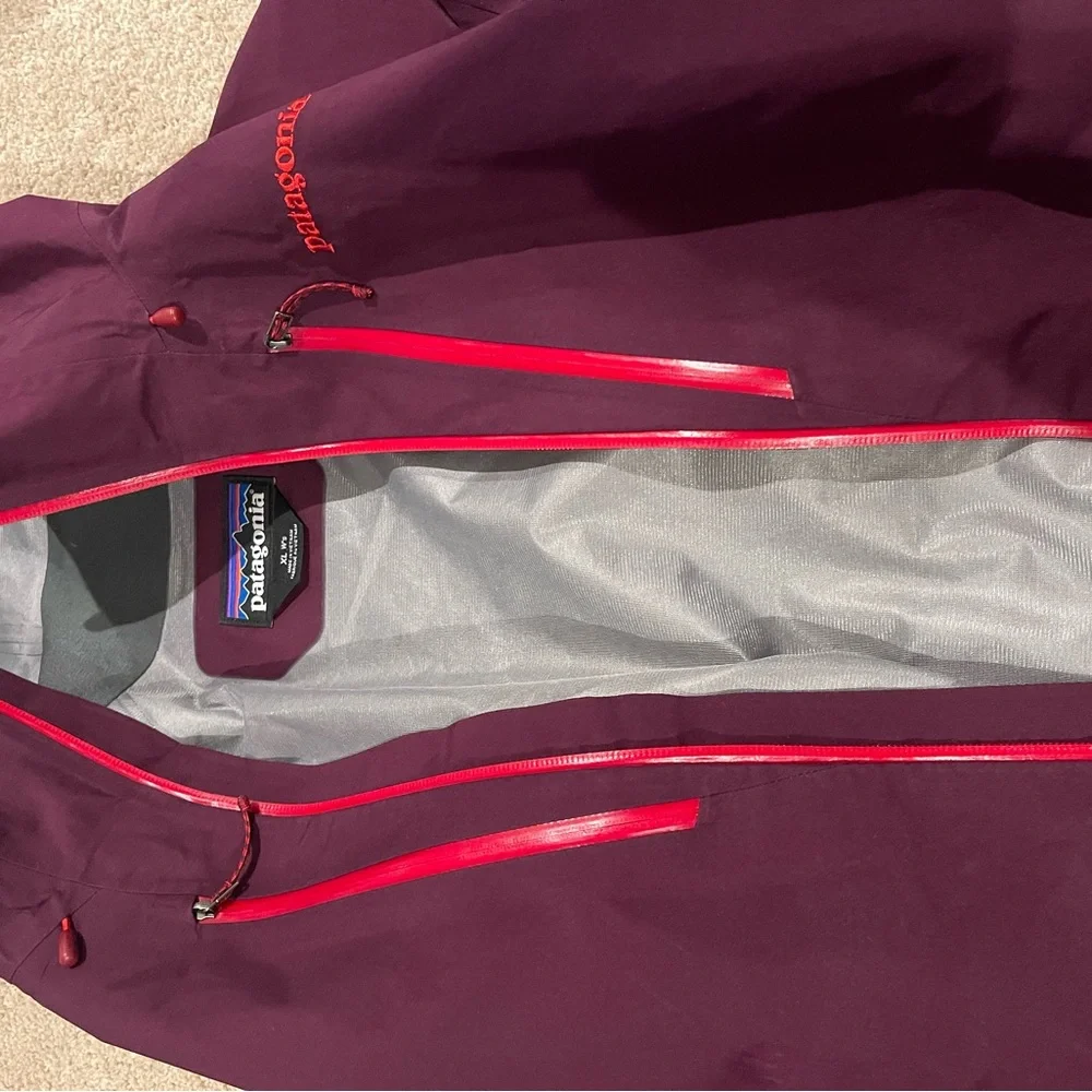 Patagonia Women’s XL Rain Jacket Goretex - Picture 5 of 7
